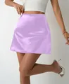 Elegante minigonna a trapezio in raso lavanda a vita alta con una finitura lucida - Violetto