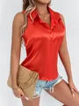 Detalle de la brillante tela de satén rojo y el diseño abotonado de la camisa sin mangas - Naranja