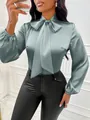 Élégante blouse en satin vert sauge à manches longues avec un grand nœud papillon - 2XL / Hauts / Vert