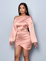 Elegantes roségoldenes Satin-Minikleid mit einer Schulter und gerafften Details. - Rosa