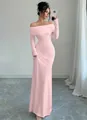 Abito lungo rosa elegante con spalle scoperte indossato da una modella per eventi serali - Rosa