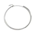 Detailopname van een minimalistische zilveren choker met een verstelbare verlengketting - Zilver