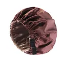 Detaillierte Nahaufnahme der verstellbaren Schnalle an einer braunen Satin-Schlafhaube. - Einheitsgröße / Kaffeebraun