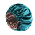 Detailansicht des verstellbaren Gummibandes und der Schnalle der Satin-Schlafhaube. - Einheitsgröße / Pfauenblau