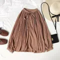 Elegante blusa de gasa plisada en color café con detalle de lazo retro en el cuello. - Talla única / Tops / Marrón Oscuro