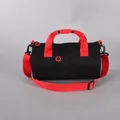Borsa sportiva cilindrica nera e rossa con tracolla regolabile - Nero + Rosso