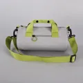 Borsa sportiva cilindrica in grigio e verde con tracolla regolabile e manici - Grigio + Verde