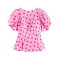 Vorderansicht einer rosa Polka-Dot-Bluse mit trendigen Puffärmeln und tailliertem Schnitt - XS / Oberteile / Rosa