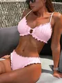 Detailansicht eines rosa Bikini-Sets mit Rüschenrand und strukturierter Stoffoberfläche. - S / Oberteil Und Unterteil / Rosa