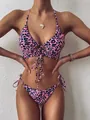 Vista detallada de un bikini para mujer con estampado de leopardo rosa y azulado - S / Top Y Pantalón / Leopardo Púrpura