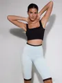 Detailaufnahme der hellblauen schmal geschnittenen 3/4-Leggings mit schwarzer Spitze. - S / Unterteile / Hellblau