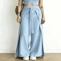 Hellblaue Weite Hose mit hoher Taille, modischem Bindegürtel und Seitenschlitzen - Himmelblau