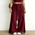 Elegante maronenrote Hose mit hoher Taille, weitem Bein, Frontschlitzen und Bindegürtel - Dunkelrot