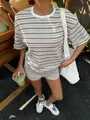 Completo a due pezzi in maglia a righe marroni e bianche, t-shirt e pantaloncini da donna - Albicocca