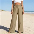 Detailansicht einer khakifarbenen Damenjeans mit weitem Bein, hohem Gummibund und Taschen. - Erdgelb