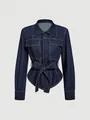 Detailansicht der dunkelblauen Jeansjacke mit tailliertem Design und Bindegürtel. - XS / Oberteile / Blau