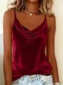 Vista detallada de un elegante top de terciopelo burdeos con diseño de cuello drapeado - S / Tops / Burdeos
