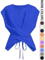 Detalle del top corto azul con dobladillo cruzado y cintas para anudar - Azul