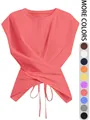 Vista detallada de un top corto rosa sin mangas con diseño cruzado y lazo ajustable - Rosa fuerte