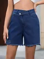 Detail van denim shorts met hoge taille, asymmetrische overslagtaille en rafelrand. - S / Bottoms / Donkergewassen Blauw