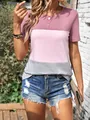 Detail van vrouw in casual mauve kleurblok t-shirt met korte mouwen en korte spijkerbroek - XS / Tops / Meerkleurig