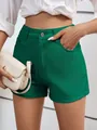 Vista dettagliata di pantaloncini di denim verdi a vita alta con bottone - Verde brillante
