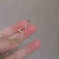 Λεπτομερής προβολή κομψών ασημένιων σκουλαρικιών με λαμπερές πέτρες από ζιργκόν - C288 διάττοντας αστέρας pavé χρυσό
