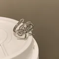 Eleganter silberfarbener offener Schleifenring mit funkelnden Zirkoniasteinen verziert - Schleifenstil (J901 Schleife) / Silber