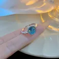 Minimalistischer verstellbarer silberner Ring mit rundem blauen Stein und Hammerschlag - Blaue Steine/Gehämmerter Stil (J877 Silber) / Silber