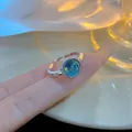 Minimalistischer verstellbarer silberner Ring mit rundem blauen Stein und Hammerschlag - Blaue Steine/Gehämmerter Stil (J877 Silber) / Silber