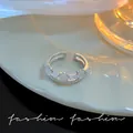 Eleganter silberner offener Ring mit opalen Steinen und funkelnden Zirkonia-Details für Damen. - Dreifach Opal/Strass-Stil (J850 Silber) / Silber