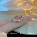 Eleganter silberner verstellbarer Ring mit herzförmigen rosa Zirkonia am Finger getragen - Rosa Herz/Kleiner Diamant-Stil (J852 Silber) / Silber