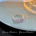 Silberner offener Ring mit rosa herzförmigen Zirkonia in einer Schleifenform - Schleifen/Rosa Herz Strass-Stil (J845 Silber) / Silber