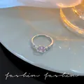 Eleganter silberner offener Ring mit herzförmigem rosa Zirkon und funkelnden Seitensteinen - Rosa Herz Strass-Stil (J831 Silber) / Silber