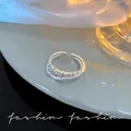 Eleganter silberner offener Ring mit rosa Zirkon-Schmetterlingen auf Keramik-Display - Dreifach Rosa Schmetterling Doppelring-Stil (J894 Silber) / Silber