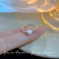 Eleganter Silberring mit weißer Rose und Zirkonia, verstellbares Band für einen edlen Stil. - 3D Weiße Rose-Stil (J825 Blume) / Silber