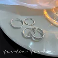 Vierteiliges Set eleganter silberner offener Ringe mit minimalistisch geprägten Banddesigns - 4-Teiliger Kombinationsstil (J665 Silber) / Silber
