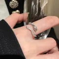 Eleganter silberner offener Schlangenring mit funkelnden Zirkonia-Steinen. - Schlangen-Vollstrassen-Stil (J970 Silber) / Silber
