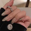 Eleganter silberner Schmetterling Zirkon Ring für Damen auf einer Maniküre-Hand Nahaufnahme - Kontinuierlicher Schmetterlings-Strass-Stil (J1001 Silber) / Silber