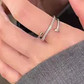 Eleganter versilberter offener Ring mit Zirkonia-Pavé in modernem Crossover-Nageldesign - Nagelform Crossover-Stil (J363 Silber) / Silber