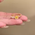 Goldener verstellbarer offener Ring mit gelber Blüte und zarten Perlenverzierungen - Gelbe Blumen/Perlen-Stil (J1011 Gold A) / Gold