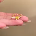 Goldener verstellbarer offener Ring mit gelber Blüte und zarten Perlenverzierungen - Gelbe Blumen/Perlen-Stil (J1011 Gold A) / Gold