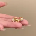 Eleganter offener Ring mit gelben und weißen Emaille-Blumen und klaren Zirkonen. - Zweifarbiger Blumenstil (J1011 Gold B) / Gold