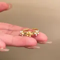 Eleganter offener Ring mit gelben und weißen Emaille-Blumen und klaren Zirkonen. - Zweifarbiger Blumenstil (J1011 Gold B) / Gold