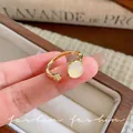 Eleganter vergoldeter verstellbarer Ring mit Opalstein und zartem Rosenknospen-Design - Eieroberfläche Milchweißer Stein/Rosen-Stil (J988 Gold) / Gold