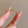 Eleganter verstellbarer goldener Ring mit einem funkelnden Zirkonia-Schleifendesign für Damen - Schleifen/Dichtes Strass-Stil (J982 Gold) / Gold