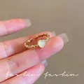 Eleganter goldener verstellbarer Ring mit weißem Herzstein und strukturierter Perlenoptik. - Herz Katzenaugen/Perlen-Stil (J995 Gold) / Gold