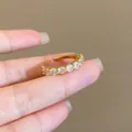Verstellbarer vergoldeter offener Ring mit funkelnden runden Zirkonia für Damen - Reihenstrass-Stil (J980 Gold) / Gold