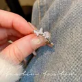 Eleganter silberner offener Ring mit funkelnden Zirkon- und Muschel-Schmetterlingsmotiven - Doppel-Schmetterlingsschale/Vollstrassen-Stil (J981 Silber) / Silber