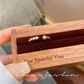 Eleganter goldener offener Ring mit funkelnden Zirkonia-Akzenten in einer Holzbox - Verlaufsstrass/Metallperlen-Stil (J996 Gold) / Gold
